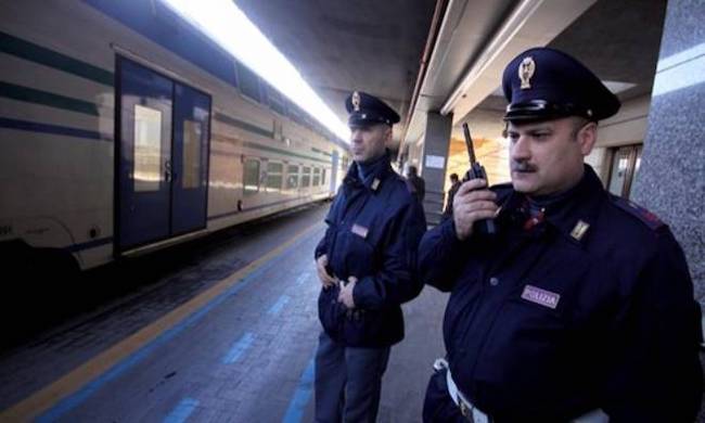 Tentò di strangolare con una sciarpa una capotreno: arrestato