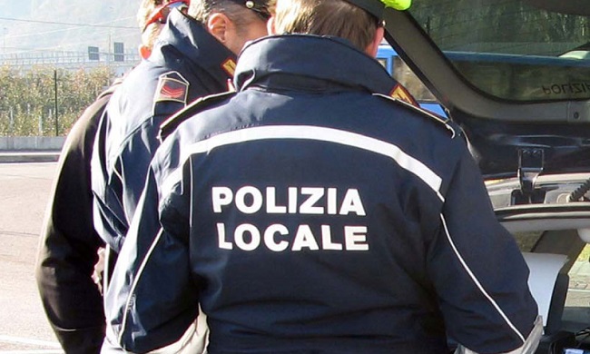 Auto contro moto a Trezzano: 49enne ferito (lieve) e traffico difficoltoso