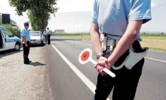 Sperona l’auto della polizia locale e si dà alla fuga, arrestato dopo lungo inseguimento