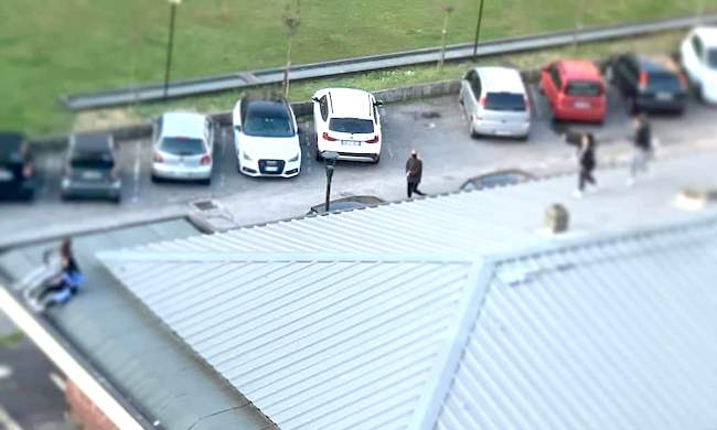 Giochi pericolosi: ragazzine passeggiano sui tetti sopra i negozi del Tessera