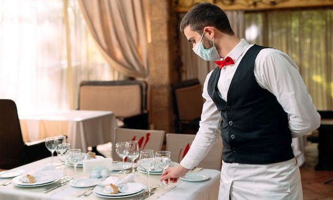 Bar e ristoranti aperti anche in zona rossa, ma solo per i lavoratori delle aziende