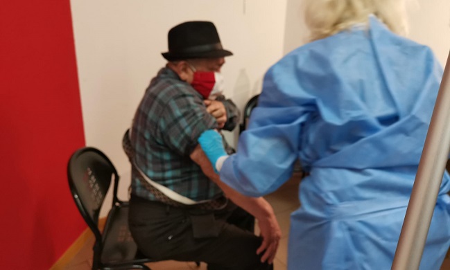 Primo giorno di vaccinazioni a Trezzano: organizzazione rigorosa ma ancora caos nelle prenotazioni