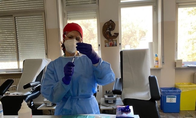 Caos vaccini, 88enne costretta a rinunciare per difficoltà nelle somministrazioni a domicilio
