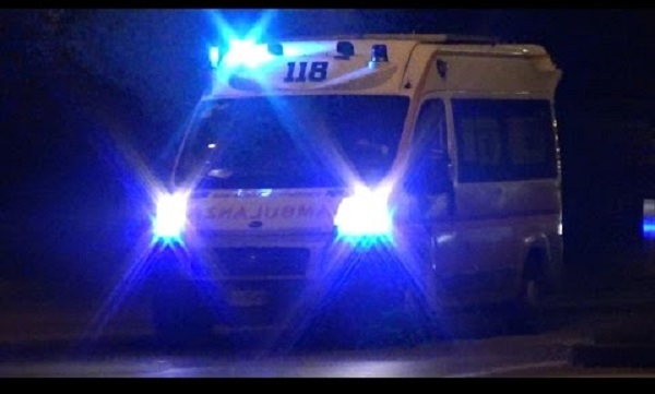 Gravissimo incidente sulla sp40, auto fa inversione: coppia in condizioni gravissime, in ospedale anche i 4 figli