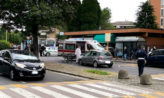 Ciclista investito a Buccinasco in via Emilia: atterra l’elisoccorso