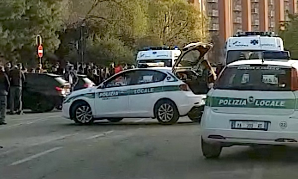 Tragedia a Corsico | Ciclista investita da una moto: muore 44enne