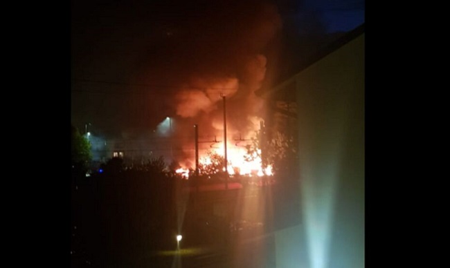 Violento incendio negli orti vicino alla ferrovia: paura dopo l’esplosione