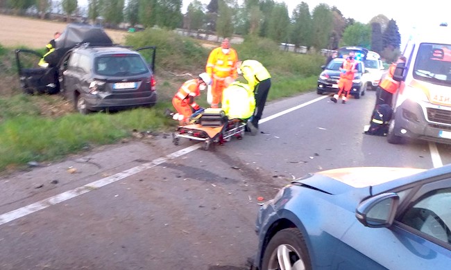 Sorpasso azzardato, auto finisce fuori strada: due feriti