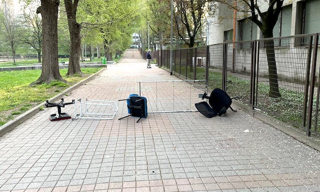 Vandali alla scuola Copernico: arredi lanciati fuori dal plesso