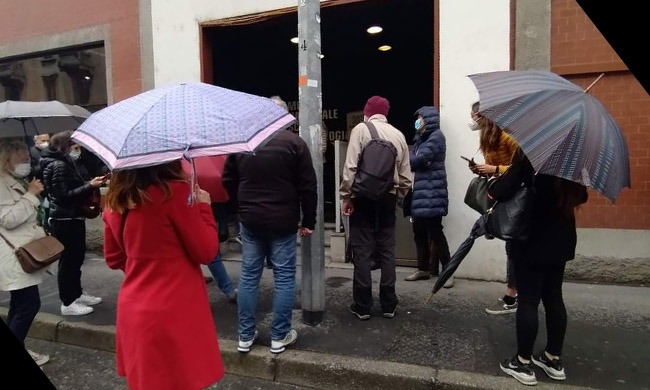 “Vaccino AstraZeneca sospeso mentre eravamo in fila per la somministrazione”, il racconto di un soccorritore