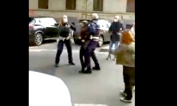 Multe per i parcheggi, i residenti si ribellano e insultano i vigili