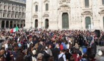 Centinaia di No Vax assembrati in Duomo senza mascherina