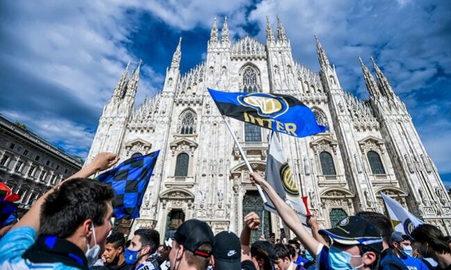 Trentamila tifosi interisti assembrati in Duomo per la vittoria dello Scudetto