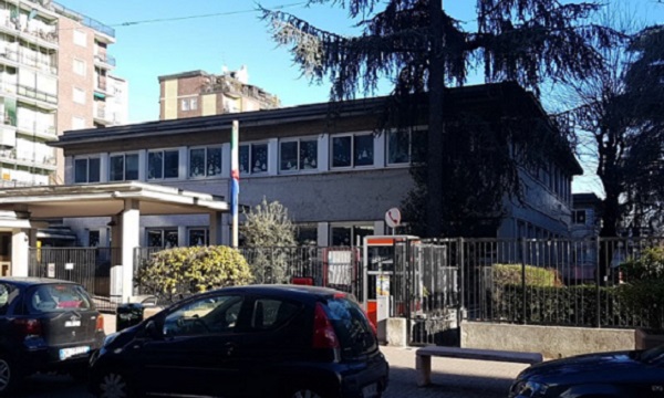 Infiltrazioni a scuola, l’attacco di FdI, la risposta del preside: “Strumentale”