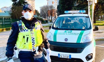 Guida senza patente sfrecciando davanti alla polizia locale: 5mila euro di multa