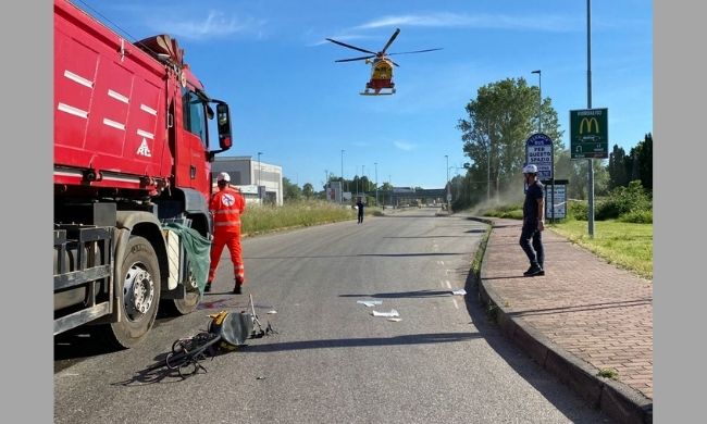 Uomo travolto e incastrato sotto un tir: 23enne in condizioni gravi a Rozzano