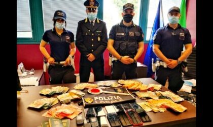Tracce di droga, telefoni e 50mila euro: blitz della polizia locale in un appartamento di Buccinasco