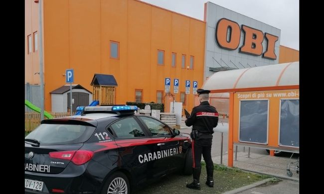 Rubano borse al parcheggio del centro commerciale: arrestato 20enne e denunciato 17enne
