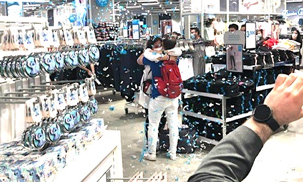 Proposta di matrimonio da Primark: esplode la gioia nello store di Rozzano