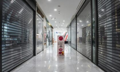 Saracinesche abbassate nei centri commerciali contro la chiusura dei negozi nei weekend
