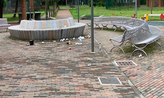 Vandali in piazza Giovanni XXIII: altalena e tubi spaccati e rifiuti sparsi