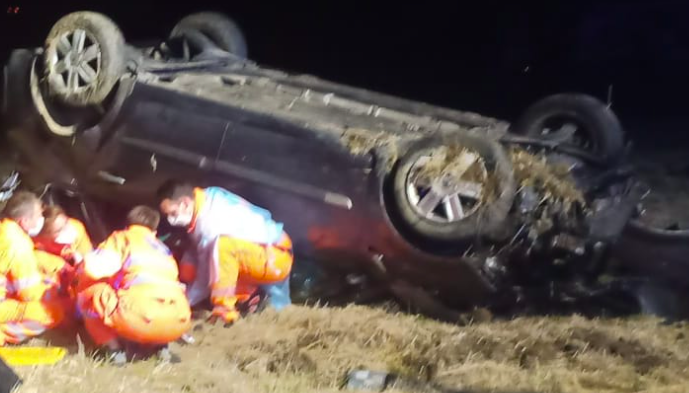 Auto finisce fuori strada e si ribalta: morto 40enne, gravissimo 46enne