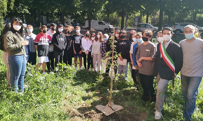 Federico pianta un albero nel giardino della scuola: “Simbolo per i compagni che verranno”