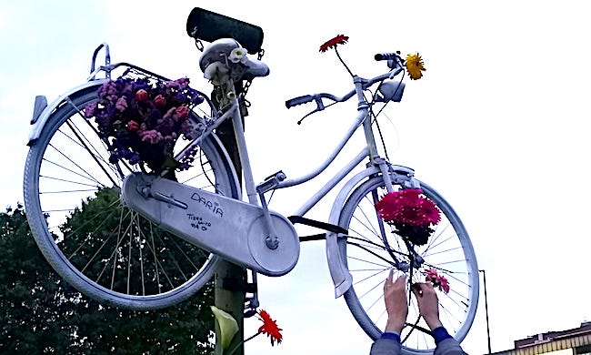 La bicicletta bianca con i fiori viola, ricordo immortale di Daria