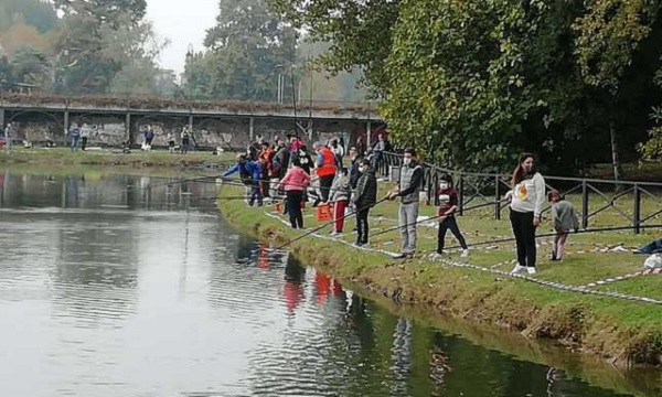 Pesca abusiva al laghetto di via Marzabotto: beccati dalla polizia locale