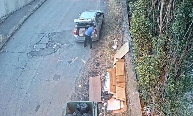 Beccato mentre scarica rifiuti a bordo strada: “Grazie alle segnalazioni dei cittadini”