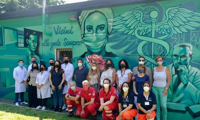 Un murale a Buccinasco per onorare gli eroi della sanità: “Vicini alla gente, sempre”