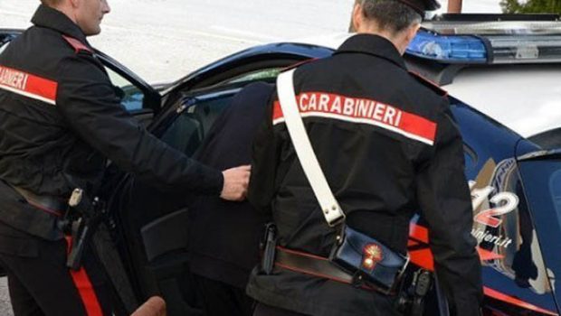 Aggredisce ragazza al parco di Rozzano e scappa: arrestato dai carabinieri