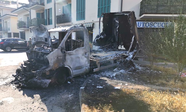 Furgone dei fruttivendoli distrutto dalle fiamme: si indaga sull’ipotesi dolosa