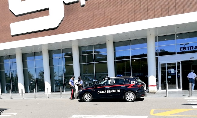 Rapina due ragazzi minacciandoli con un coltello: arrestato 17enne