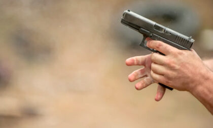 Colpi di pistola a pochi metri dalla scuola dell’infanzia di via Lillà a Rozzano: cinque giovani in fuga