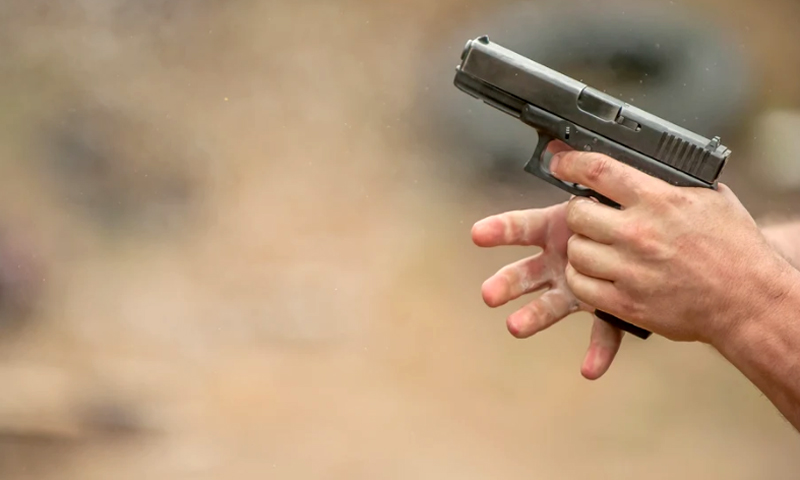 Colpi di pistola a pochi metri dalla scuola dell'infanzia di via Lillà a Rozzano: cinque giovani in fuga