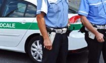 Abbandonava rifiuti in strada per farli smaltire dal Comune: denunciato operatore ecologico