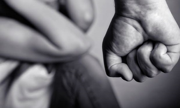Violenze fisiche e psicologiche nei confronti dei figli minorenni: arrestati i genitori