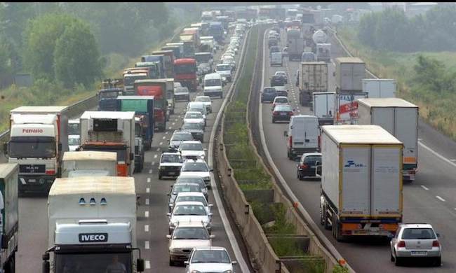 Incidente sulla tangenziale ovest, una donna ferita lieve e traffico difficoltoso