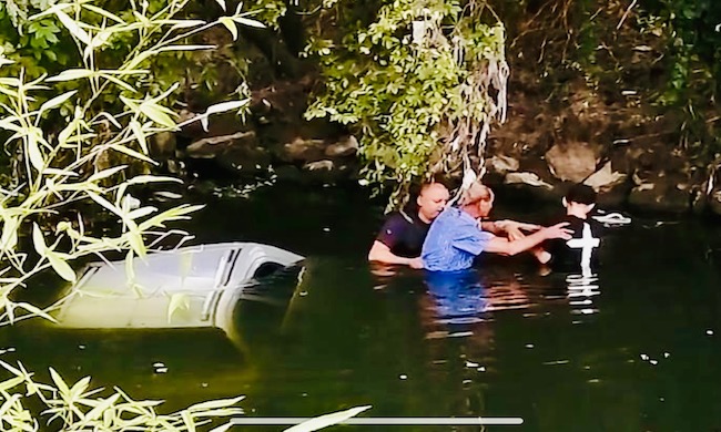 Rozzano, si tuffano nel Lambro per salvare un anziano finito nel fiume con la sua auto