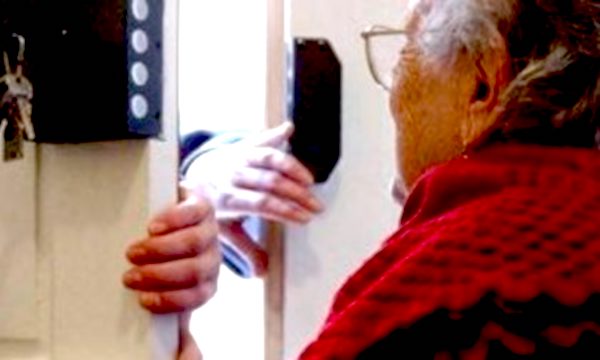 Si finge poliziotto e truffa due anziani chiedendogli soldi per i figli coinvolti in un falso incidente