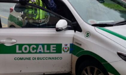 La Polizia locale di Buccinasco sequestra 16 cani e una pistola in una villetta di via Nearco
