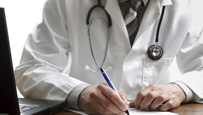 Medico sospeso a Buccinasco, 1.600 pazienti “orfani” nel caos