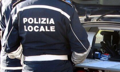 Lavoratori in nero costretti a dormire nei capannoni: scoperto laboratorio abusivo a Buccinasco