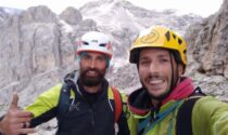 Alpinista rimasto appeso per due ore nel vuoto con la forza delle braccia: alla fine ha ceduto, ma s'è salvato