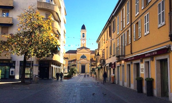 Rifiuti abbandonati in strada, lotta gli incivili: a Corsico arrivano le fototrappole e un drone