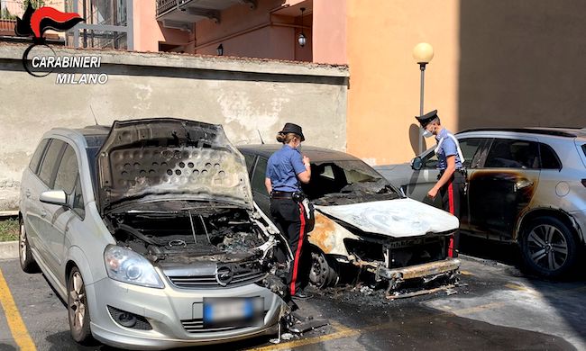 Da fuoco all’auto e alla finestra della vicina di casa: arrestata 66enne