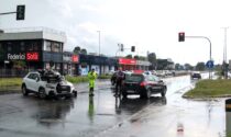 Inversione pericolosa: auto travolge una moto sulla Vigevanese