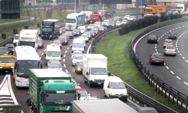 Sale sul taxi, rapina il conducente e gli ruba il mezzo: arrestato 39enne