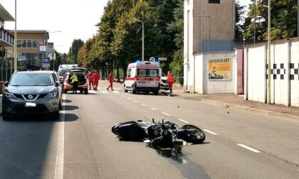 Auto non dà la precedenza e impatta contro una moto: grave centauro